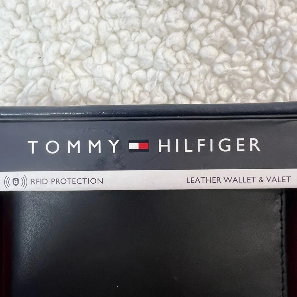 Tommy Hilfiger Bi-fold, RFID Protected Passcase Black Leather Wallet